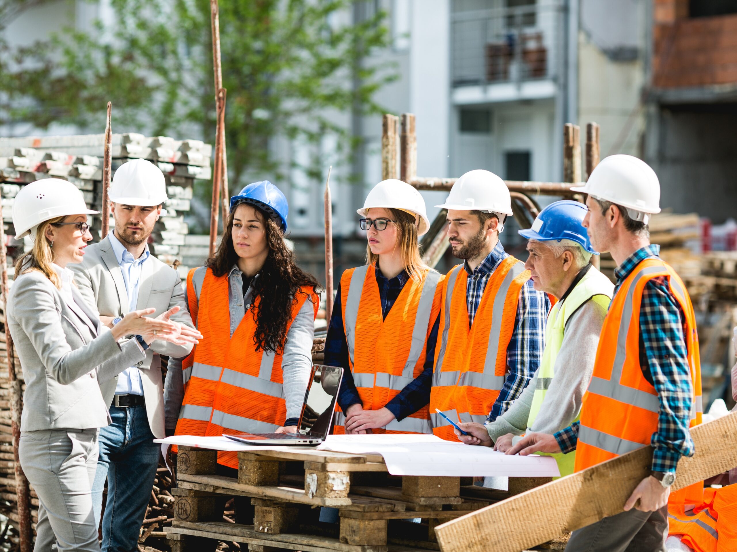 Mais de 600 vagas: servente de obras, pedreiros, carpinteiros e outras oportunidades disponíveis em MG na construção civil