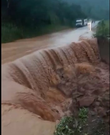 Trecho na MG-262 que liga Mariana a Ponte Nova cede e trânsito é interditado parcialmente
