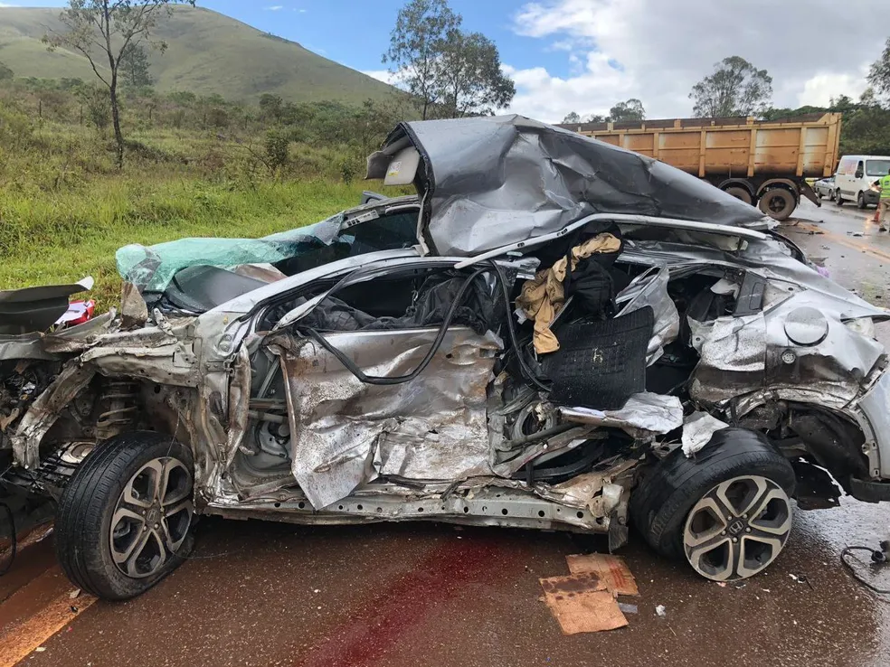 Duas pessoas morrem e cinco ficam feridas em acidente na BR-040, em Itabirito (MG)