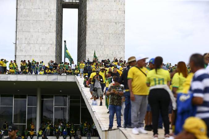 Prisão de "patriotas" enquanto políticos de extrema direita seguem libertos é a prova robusta de que ignorância jamais será uma benção