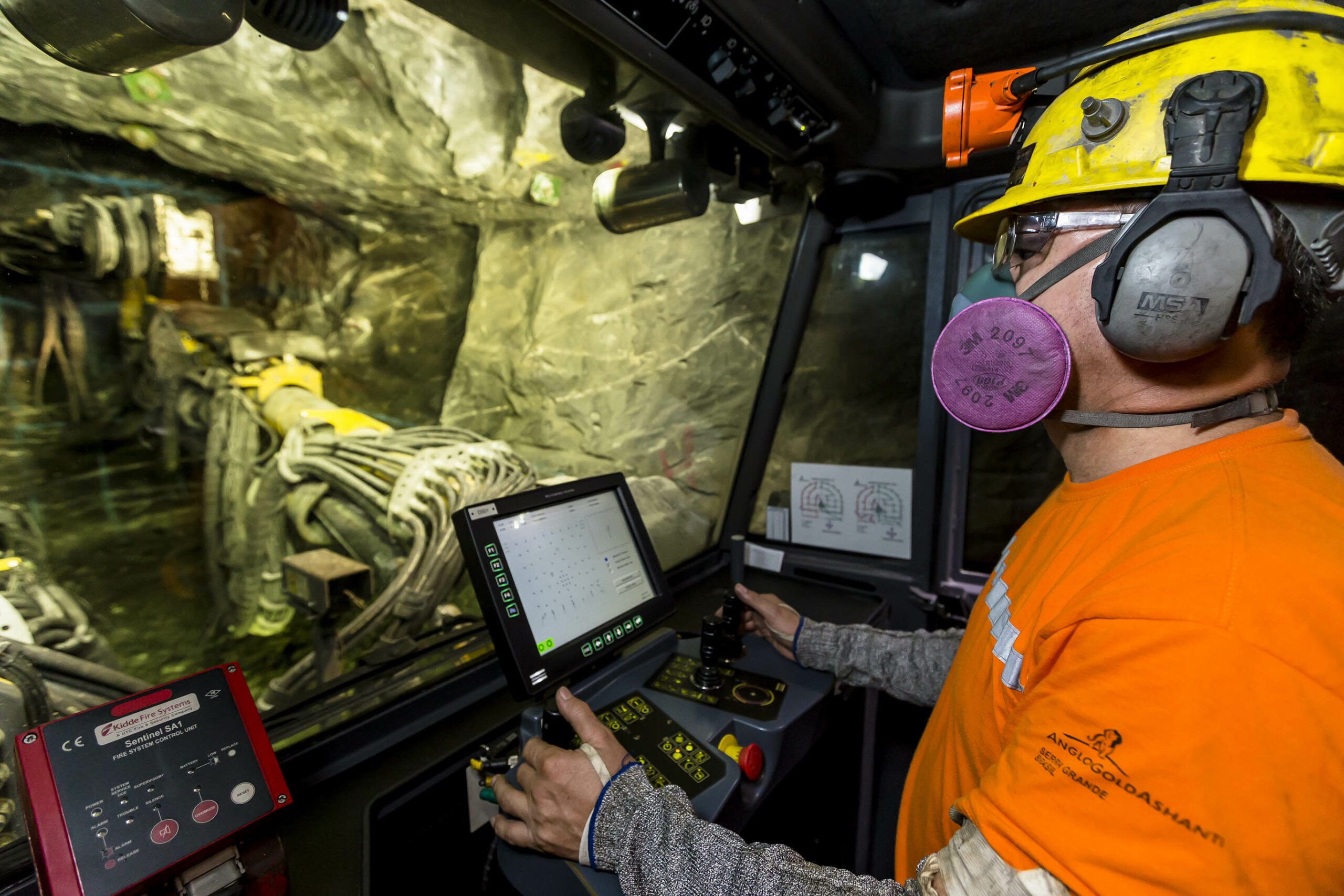 Analista, auxiliar, mecânico, operador, técnico, engenheiro e mais: veja as vagas abertas na AngloGold em MG e GO