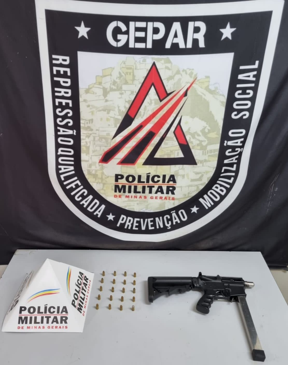 Homem é preso pela Polícia Militar com uma submetralhadora em Sabará