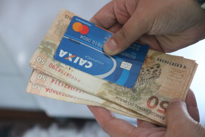 Nascidos em maio e junho recebem abono salarial no dia 17 de abril