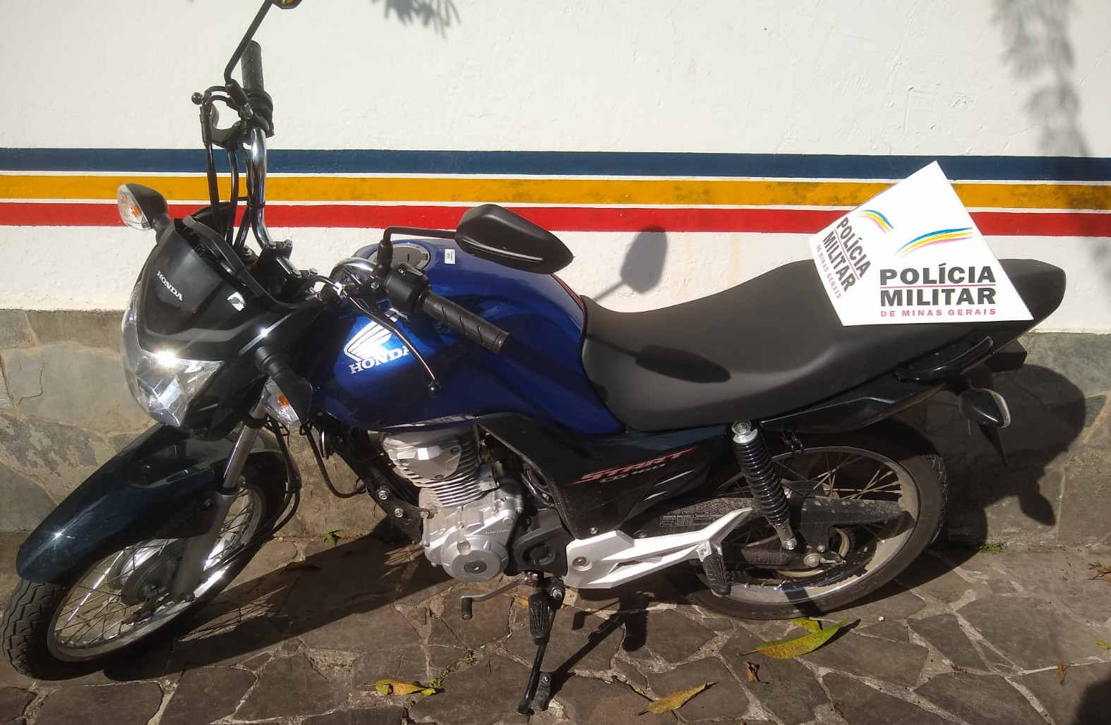 Preso em flagrante traficante que conduzia moto sem placa, em Itabirito