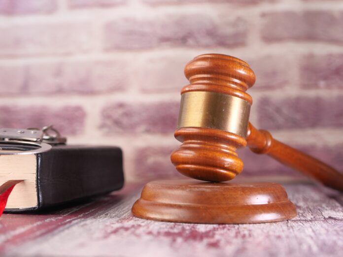 Trabalhadora agredida com chute na boca por gerente após término do contrato será indenizada em R$ 15 mil