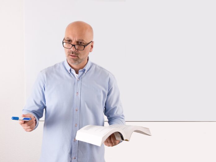 Universidade federal anuncia concurso público com oito vagas para professores