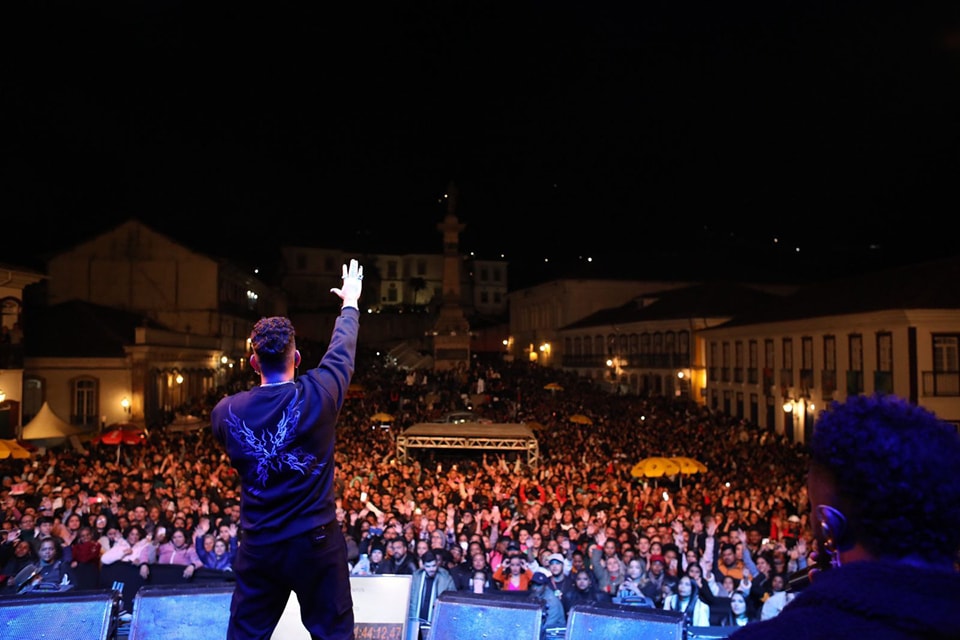 Dilsinho anuncia gravação de 'Diferentão 2' em praça pública de Ouro Preto