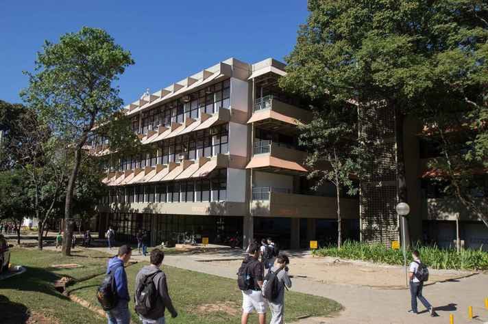 UFMG anuncia concurso público com 37 vagas para técnico administrativos