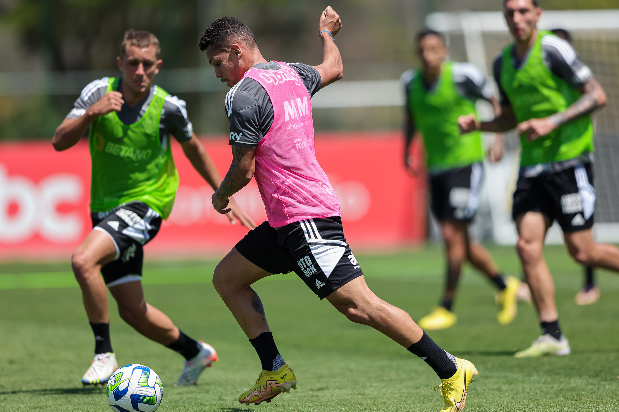 Focado no G-6, Atlético conta com retorno de Paulinho contra o Botafogo