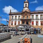 Prefeitura de Ouro Preto passa vergonha nacional ao tentar fazer "na marra" evento na Praça Tiradentes e colocar patrimônio histórico em riscoq