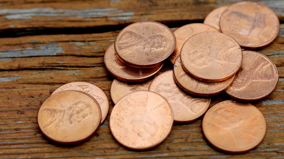 Muitas vezes, subestimamos o valor dos centavos, pensando que apenas servem para raspar bilhetes de loteria em busca de uma chance de sorte. No entanto, descobrir um centavo raro pode render muito mais do que apenas alguns centavos. Foi exatamente isso que Michael Tremonti experimentou em 2007, enquanto separava um rolo de moedas de 50 centavos. Segundo o especialista em moedas Ken Potter, Tremonti examinou mais da metade das moedas antes de perceber uma que parecia diferente das outras. Era um raro Centavo Lincoln 1969-S Doubled Die. Essa moeda em particular apresenta marcas de casa da moeda extra grossas nas palavras "In God We Trust" e "Liberty", além dos números "1969" e "S". Esse erro ocorreu durante o processo de fundição da moeda. Inicialmente, acreditava-se que essas moedas raras eram parte de uma falsificação elaborada. No entanto, pouco tempo depois, em 1970, o governo confirmou a autenticidade de muitas moedas com essa marca única da casa da moeda. O Professional Coin Grading Services (PCGS) afirma que menos de 100 moedas autênticas do Centavo Lincoln 1969-S Doubled Die foram produzidas, e apenas cerca de 40 negócios reais foram confirmados ao longo dos anos. Essa raridade a torna uma das peças mais cobiçadas pelos colecionadores de moedas. Apesar do ceticismo inicial de Potter sobre a descoberta de Tremonti, a autenticidade da moeda rara foi confirmada pela PCGS. E por não estar em circulação e estar em excelente estado, a moeda foi vendida por um impressionante valor de US$ 126.500. Surpreendentemente, Tremonti teve outra sorte dois anos depois, encontrando outro Centavo Lincoln 1969-S Doubled Die, vendido por US$ 86.250! A sorte bateu à sua porta novamente, provando que, às vezes, a sorte sorri mais de uma vez. E se isso aconteceu com ele, quem sabe a próxima descoberta valiosa esteja ao seu alcance? Claro, a moeda pode ser extremamente rara, mas é justamente essa raridade que torna a busca emocionante para os entusiastas da numismática.