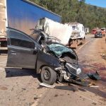 BR-040: Acidente envolvendo carro e carreta deixa uma pessoa morta e outra ferida, em Itabirito