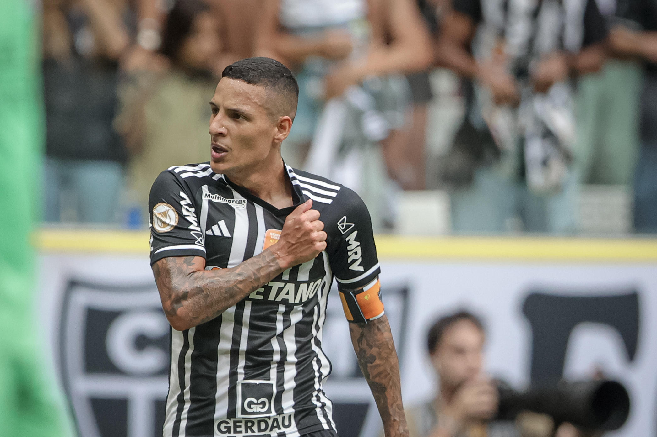 Atlético goleia Grêmio e torcida sonha com o título