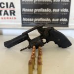 Polícia Militar cumpre Mandado de Busca e Apreensão e apreende arma de fogo e drogas, em Mariana (MG)