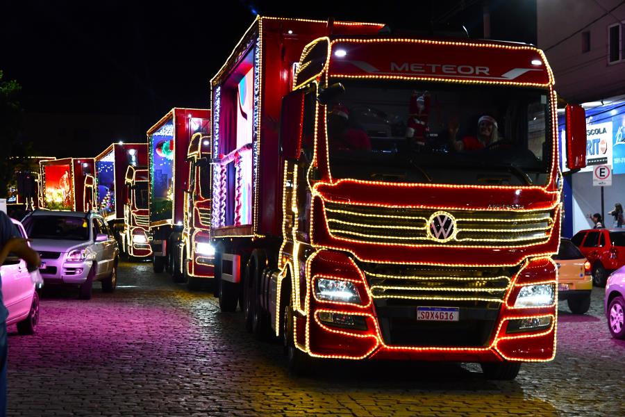 Magia do Natal: com grande público, Itabirito recebe Caravana Iluminada