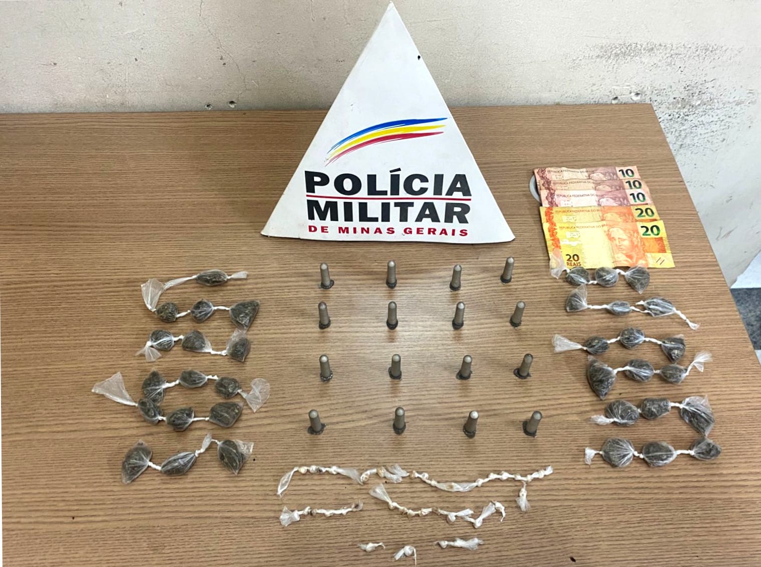 Polícia Militar prende indivíduo com mandado de prisão em aberto, que traficava drogas em Itabirito (MG)