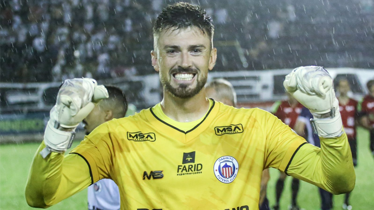 Goleiro do Itabirito, Elias celebra vitória histórica na estreia do Campeonato Mineiro