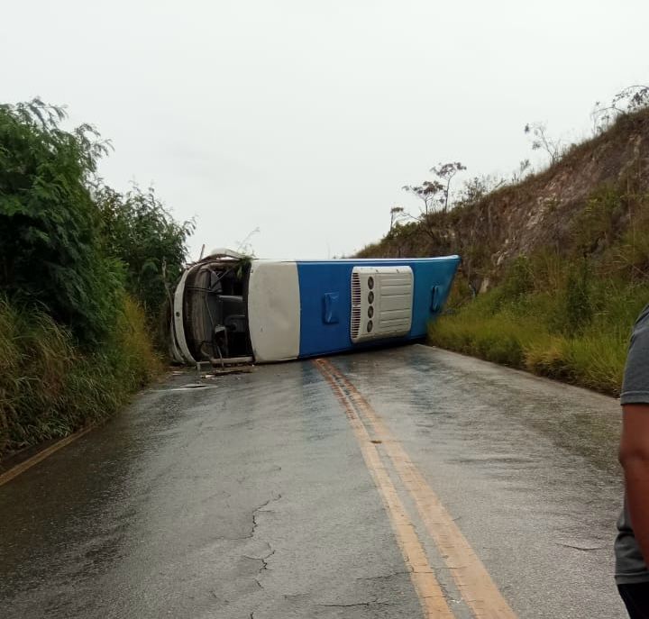 Acidente na Estrada Real: Trânsito está interditado nas duas vias
