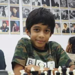 Menino prodígio de 8 anos faz história após derrotar grande mestre do xadrez