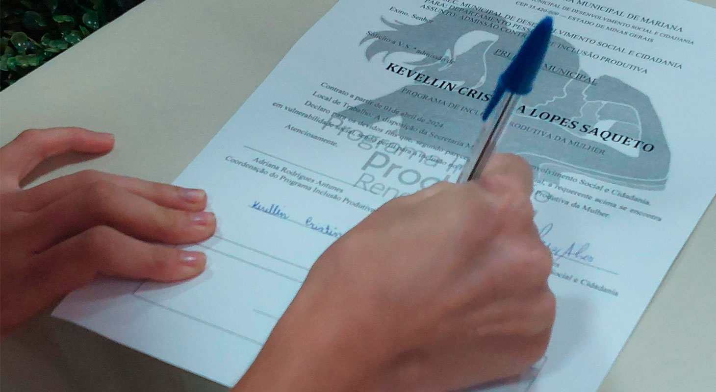 100 beneficiários assinam contrato para ingresso no Programa Inclusão Produtiva