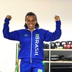 Márcia posa com o uniforme que utilizará no mundial de Atletismo em Gothemburgo. Foto: Acervo Pessoal