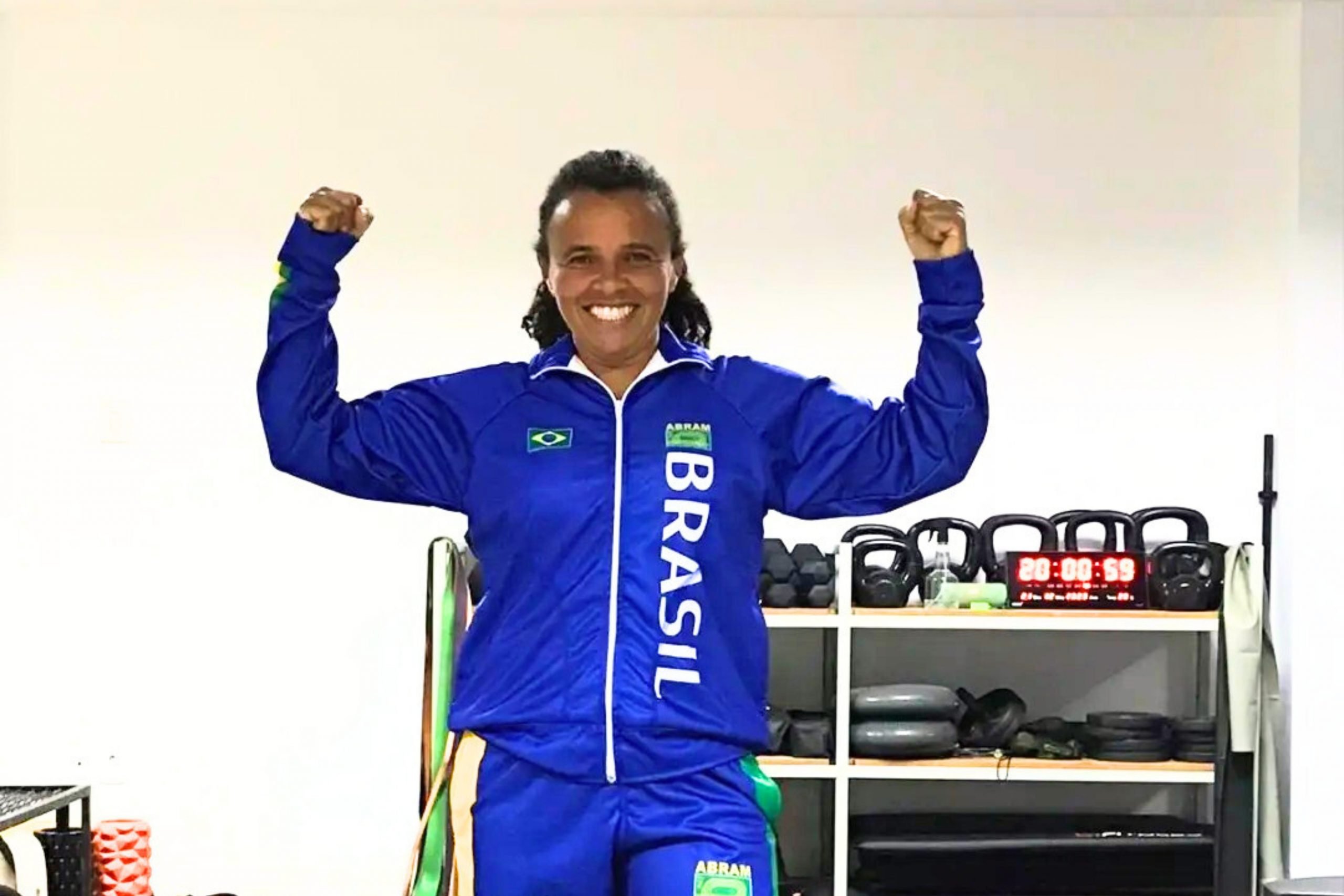 Márcia posa com o uniforme que utilizará no mundial de Atletismo em Gothemburgo. Foto: Acervo Pessoal