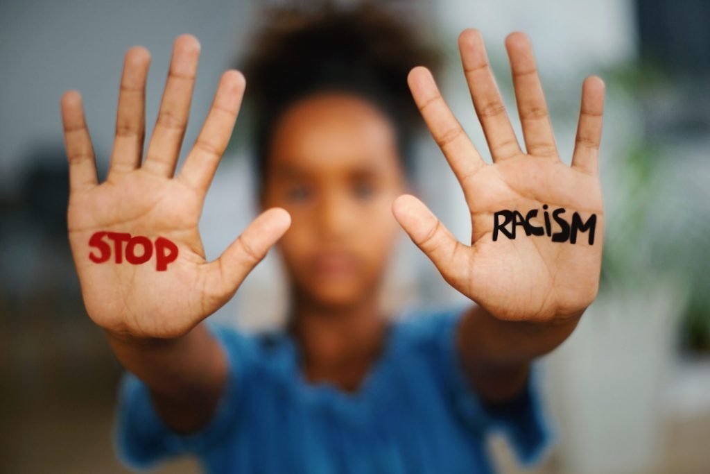 Racismo é crime e deve ser punido