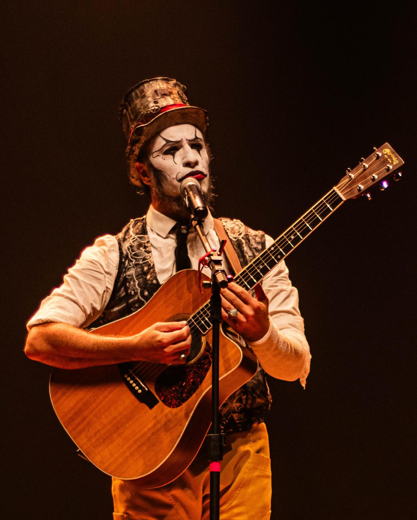 Fernando Anitelli apresenta O Teatro Mágico em Ouro Preto com show intimista "Histórias para Cantar"