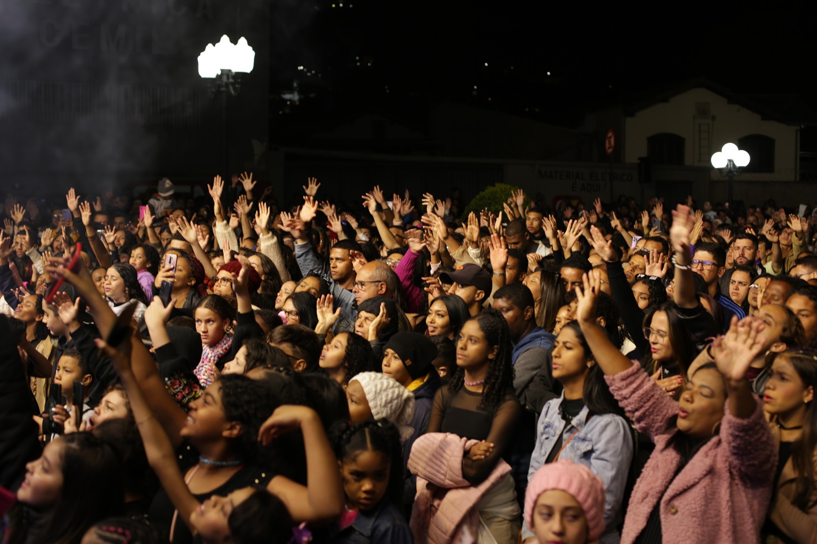 Marcha para Jesus reúne grande público em Itabirito com show de Isadora Pompeo
