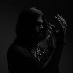 A jornada emocional de Marcus Yazbek em 'Ferida Crua’, seu mais recente álbum, detalhada em entrevista exclusiva