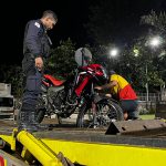 Homem é preso em flagrante após fuga em alta velocidade com motocicleta adulterada em Mariana