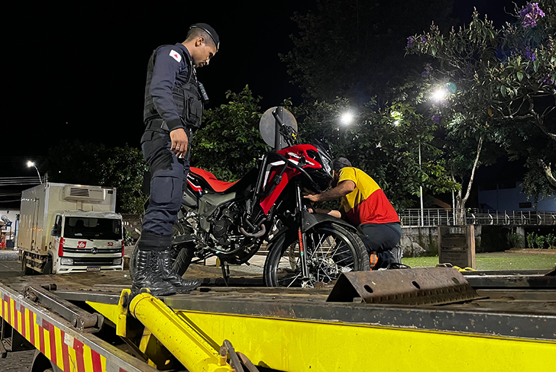 Homem é preso em flagrante após fuga em alta velocidade com motocicleta adulterada em Mariana