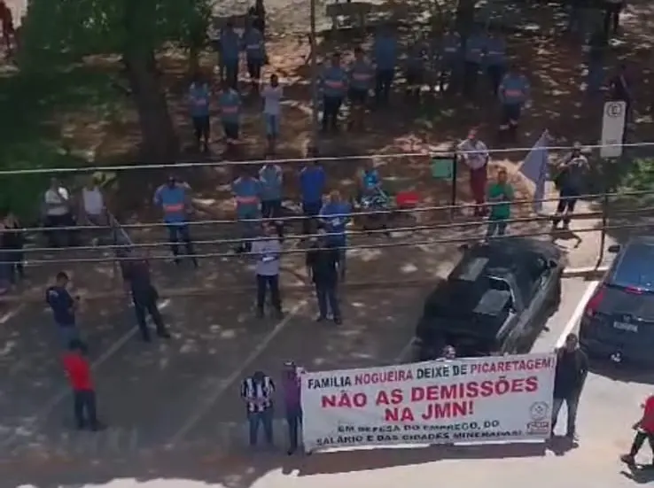 Trabalhadores protestam contra demissões em massa na JMN Mineração
