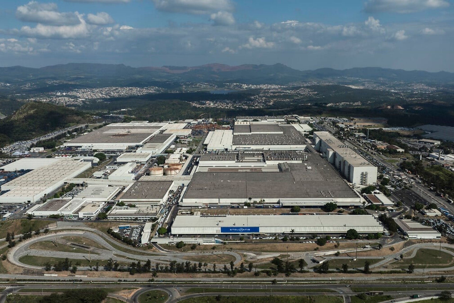 Montadora multinacional anuncia abertura de 1.500 vagas em Minas Gerais e 300 no Rio de Janeiro