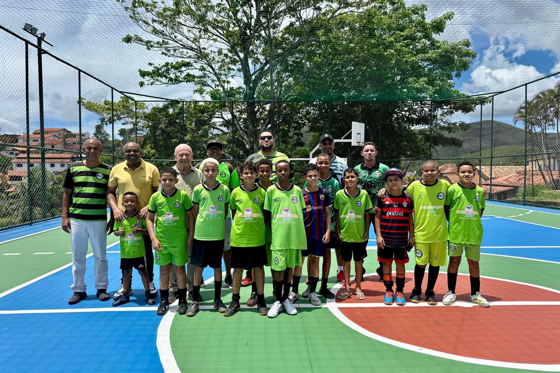 Prefeitura entrega quadra reformada que beneficia 120 jovens em Ouro Preto