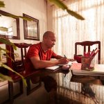 Participantes do programa Meu Diploma comemoram a conclusão do Ensino Médio com o apoio do iFood.