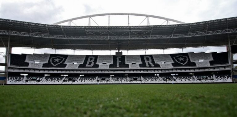 Polêmica sobre gramados sintéticos no futebol brasileiro