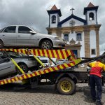 Prefeitura de Mariana intensifica remoção de veículos abandonados nas ruas
