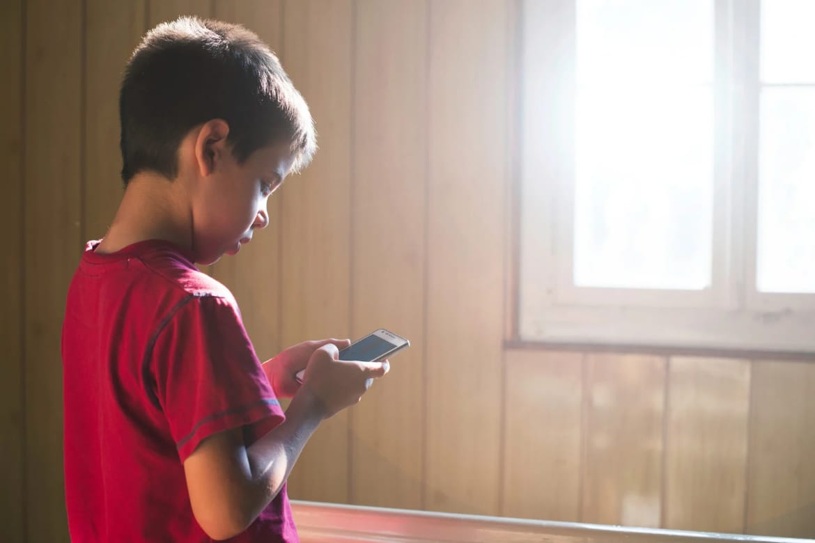 Uso de celulares por crianças de 6 a 8 anos de idade sobe de 41% para 82%, revela estudo