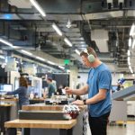 Apple anuncia contratação de 20 mil funcionários e produção de IA nos EUA