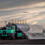 Setores de mineração e construção terão novo caminhão pipa elétrico