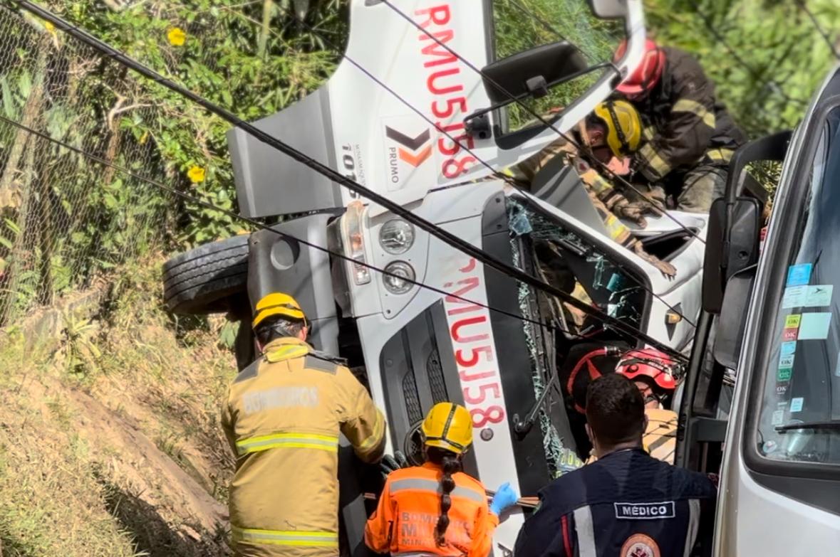 Equipes de resgate atuam no socorro das vítimas do acidente em Ouro Preto