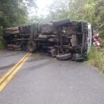 Caminhão tomba e interdita Estrada Real entre Ouro Preto e Ouro Branco
