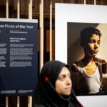 Fotógrafa palestina vence World Press Photo 2025 com retrato de menino que perdeu os dois braços em bombardeio