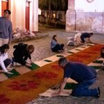 Fiéis preparam tapetes em Ouro Preto com 60 toneladas de serragem