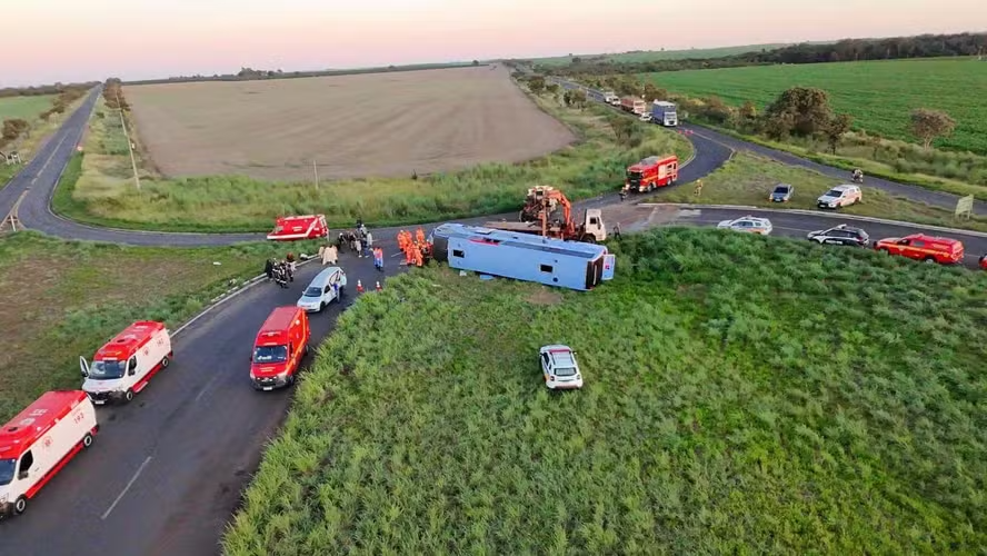 Grave acidente de ônibus em Minas Gerais deixa quatro mortos e vários feridos