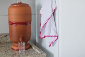 Filtro de barro é considerado o melhor do mundo na purificação da água