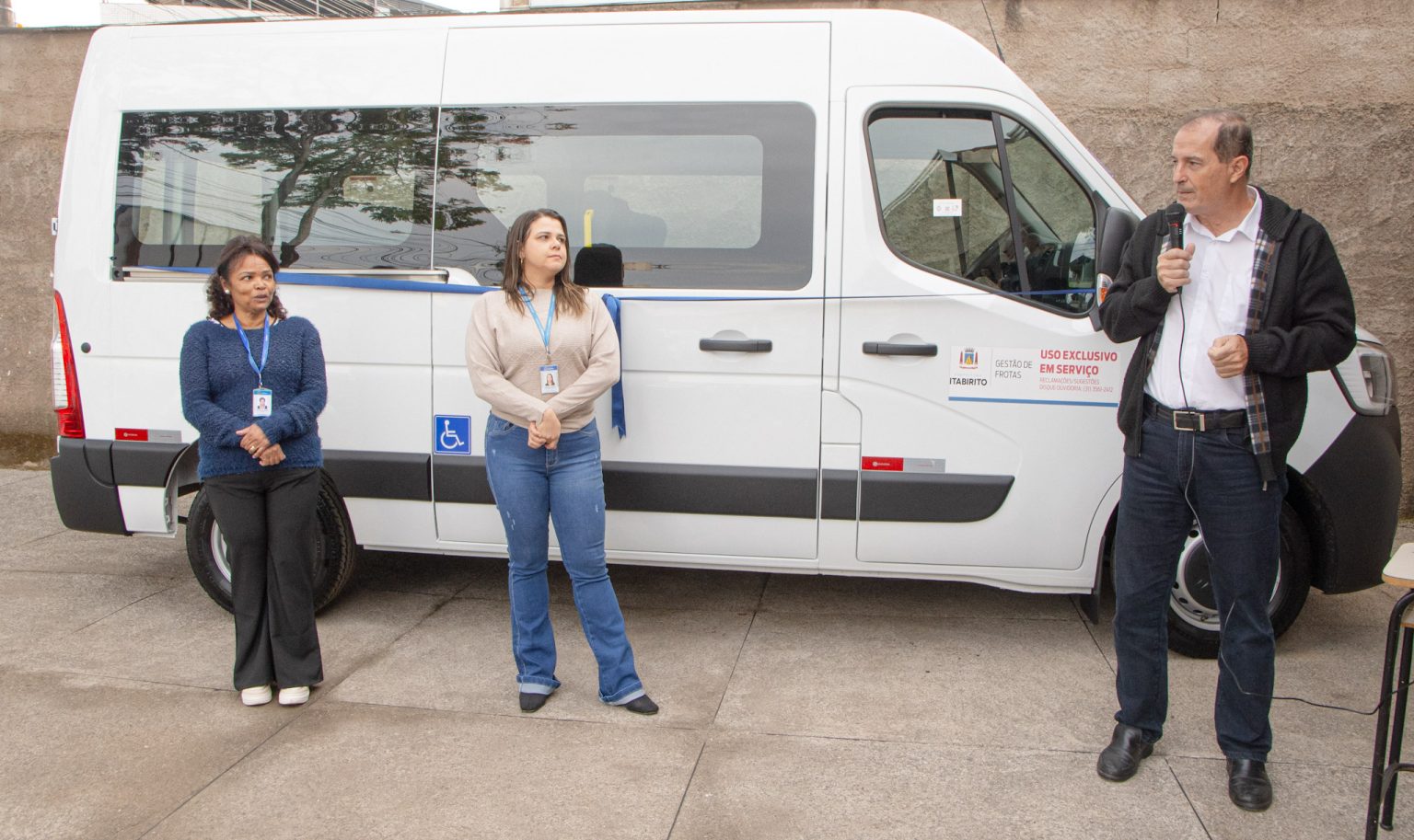 Prefeitura de Itabirito entrega van adaptada para transporte de pacientes em reabilitação