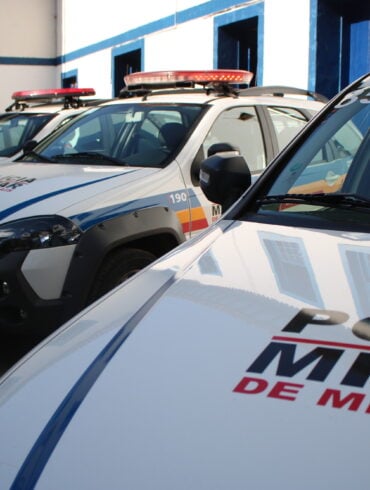 Mulher é decapitada em beco de Timóteo e cabeça é jogada em escadaria; polícia investiga crime brutal