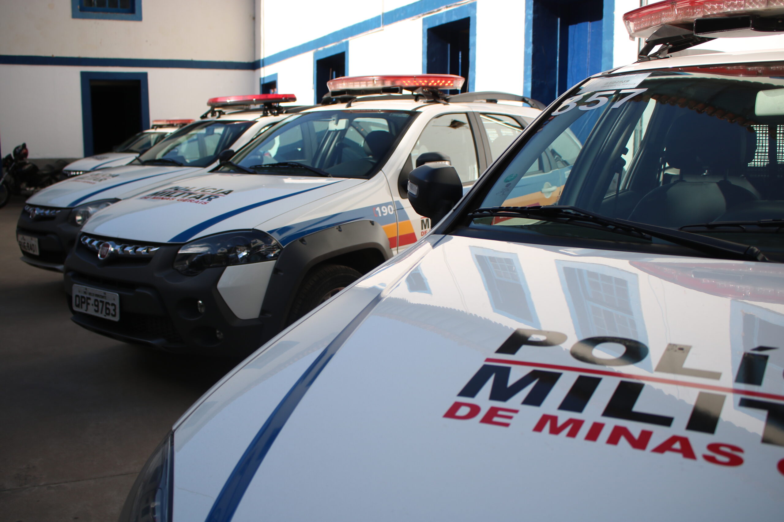 Mulher é decapitada em beco de Timóteo e cabeça é jogada em escadaria; polícia investiga crime brutal